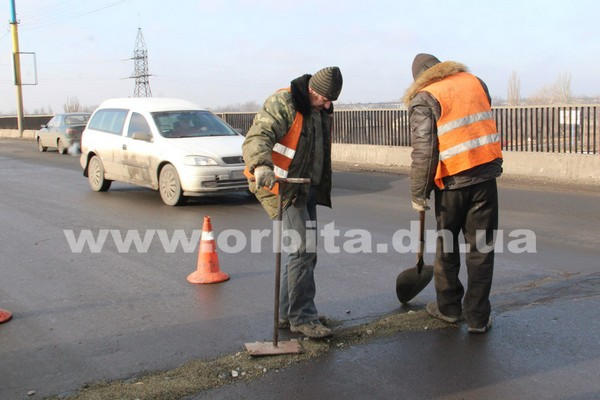 Как выглядит зимний ремонт дорог в Покровске