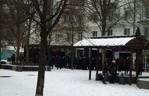 Жители Донецка выстраиваются в очереди за стартовыми пакетами «Феникс»