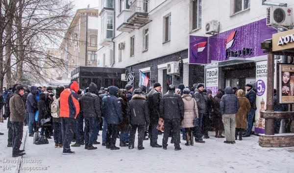 Жители Донецка выстраиваются в очереди за стартовыми пакетами «Феникс»