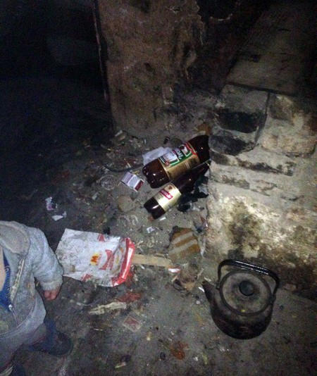 В Покровске полиция среди бутылок, кучи мусора и грязной посуды обнаружила ребенка