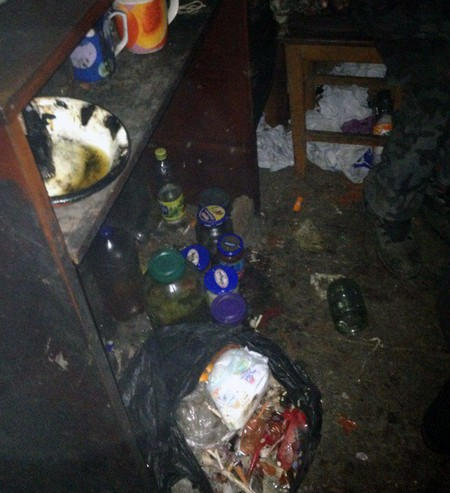 В Покровске полиция среди бутылок, кучи мусора и грязной посуды обнаружила ребенка