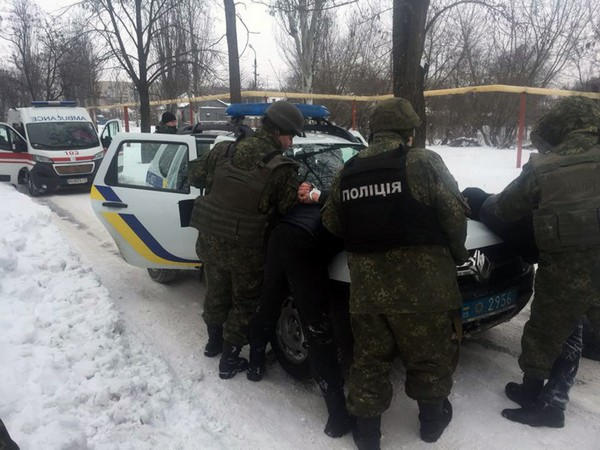 Полицейские Мирнограда обезвредили «террористов» и «освободили» заложника