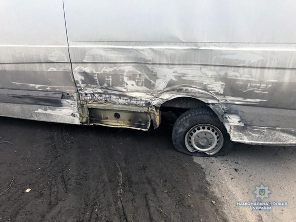 В Покровске шахтный автобус протаранил иномарку: пострадала женщина