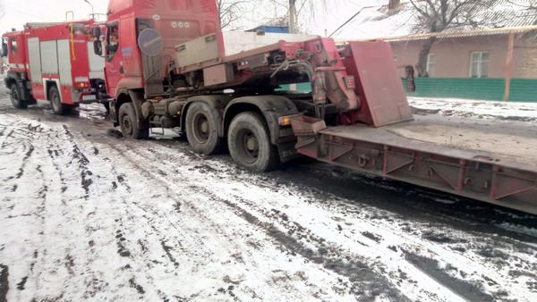 Даже грузовики не могут преодолеть ямы на дорогах Покровска