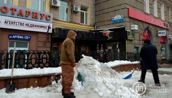 Как в оккупированном Донецке борются со снегом