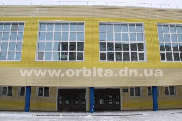 В опорной школе Покровска, которую открывал Порошенко, снова ведутся ремонтные работы