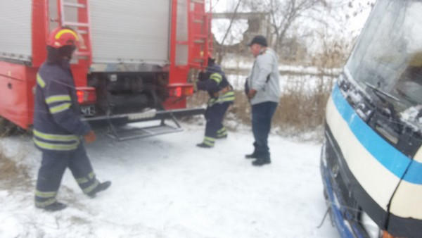 В Селидово спасателям пришлось вытаскивать из снежных заносов автобус и грузовой автомобиль