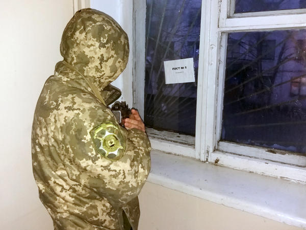 Для «защиты» административного здания полицию Покровска подняли по тревоге