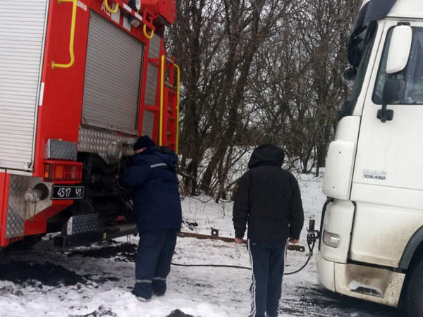 В Покровском районе грузовой автомобиль застрял в снежном сугробе