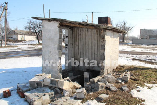 В Покровском районе вандалы разрушили остановку и туалет