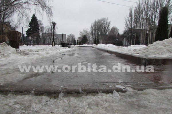 Дороги и тротуары Покровска превратились в огромный ледовый каток