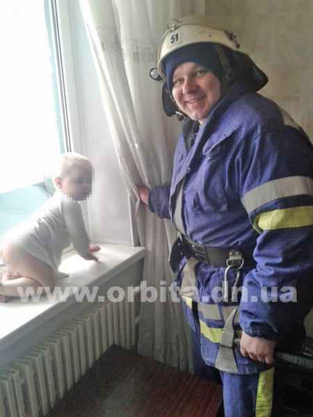 В Покровске двухлетний ребенок закрыл маму на балконе
