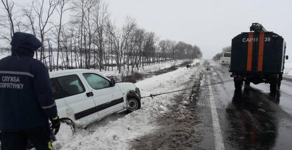 В Селидово и Новогродовке автомобили из снега и грязи пришлось вытаскивать спасателям