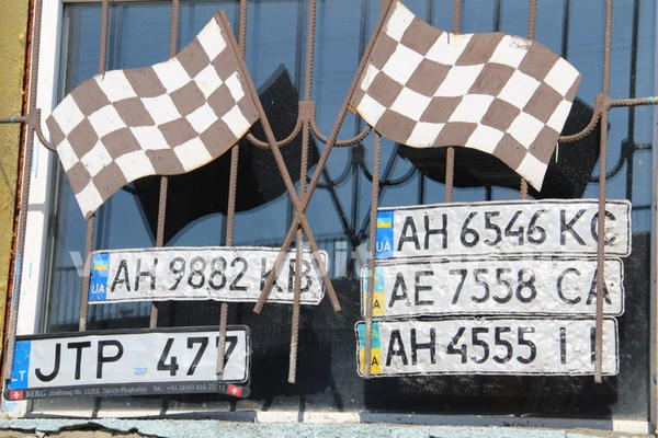 В ямах на дорогах Покровска водители автомобилей теряют номерные знаки