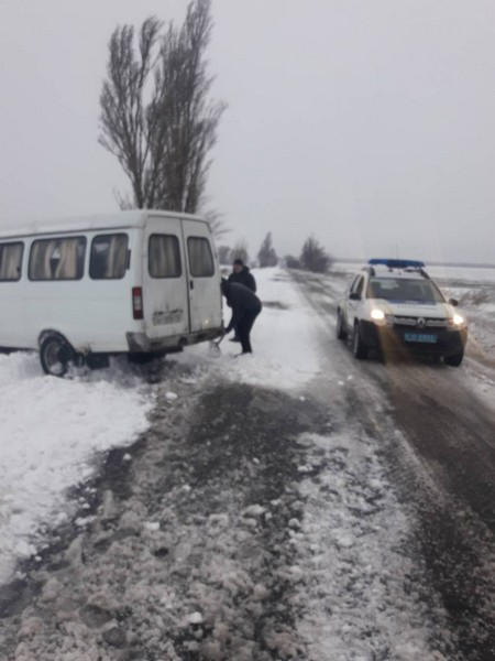 В Покровском районе микроавтобус из снежных сугробов пришлось вызволять полицейским