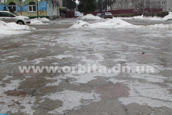 Дороги и тротуары Покровска превратились в огромный ледовый каток