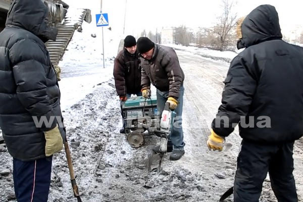 В Покровске со льдом на дорогах борются отбойным молотком