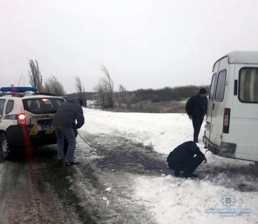 В Покровском районе микроавтобус из снежных сугробов пришлось вызволять полицейским