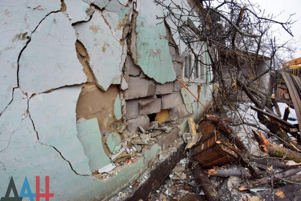 В оккупированном Донецке трамвай протаранил жилой дом