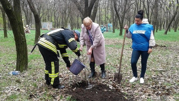 В Селидово наводят порядок: убирают парки и улицы, высаживают цветы и деревья