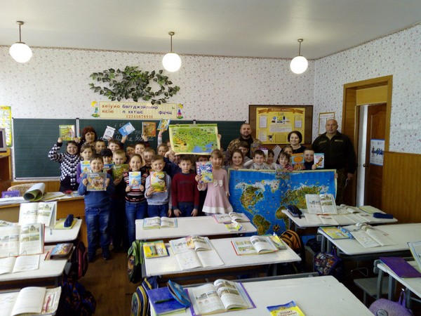 Военные доставили в школы Горняка и Кураховки учебную литературу