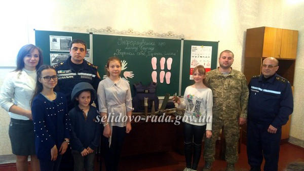 Военные и пиротехники посетили школу в Горняке