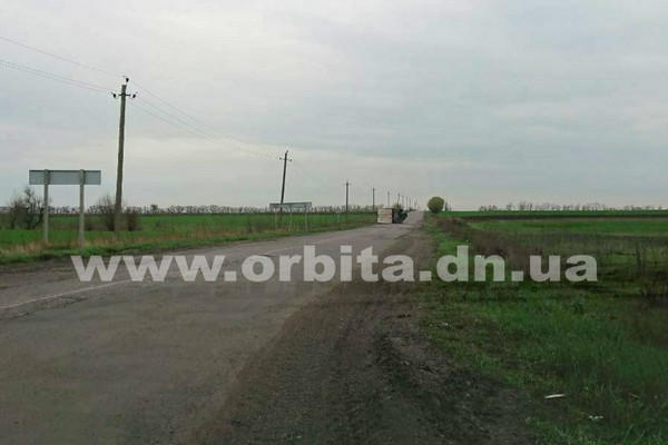 Появились фото с места ДТП в Покровском районе, где перевернулся грузовой прицеп
