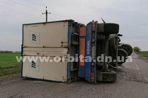 Появились фото с места ДТП в Покровском районе, где перевернулся грузовой прицеп