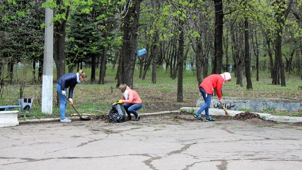 В Селидово наводят порядок: убирают парки и улицы, высаживают цветы и деревья