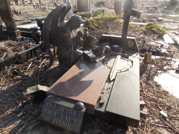 Как выглядит разрушенное войной кладбище в оккупированном Донецке