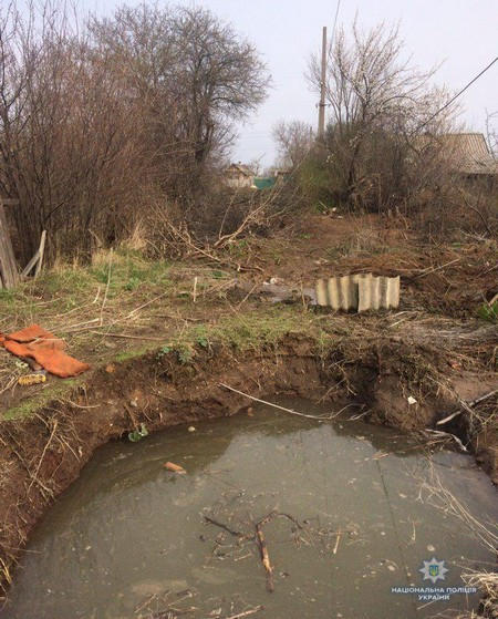 В Мирнограде пропавшую 5-летнюю девочку нашли мертвой в яме с водой