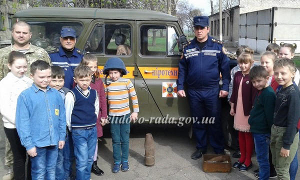 Военные и пиротехники посетили школу в Горняке