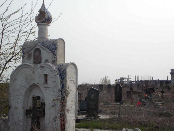 Как выглядит разрушенное войной кладбище в оккупированном Донецке