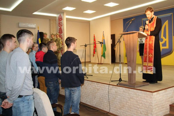 Призывников из Покровска, Селидово и Новогродовки торжественно отправили в армию