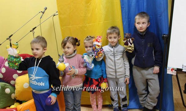В Горняке детям подарили кукольный спектакль