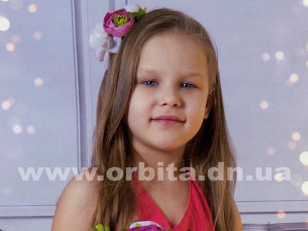 7-летней девочке из Мирнограда нужна помощь, чтобы полноценно слышать
