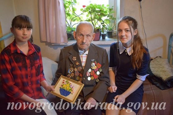 В Новогродовке ветеранов поздравили с Днем Победы