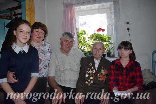 В Новогродовке ветеранов поздравили с Днем Победы
