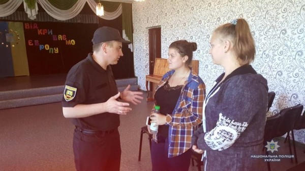 Старшеклассникам Новогродовки полицейские рассказали, как вести себя на каникулах
