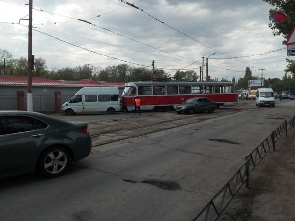 В оккупированном Донецке упорно пытаются «научить» трамваи ездить по асфальту