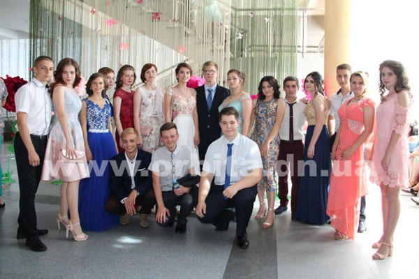 В Покровске состоялся общегородской выпускной бал