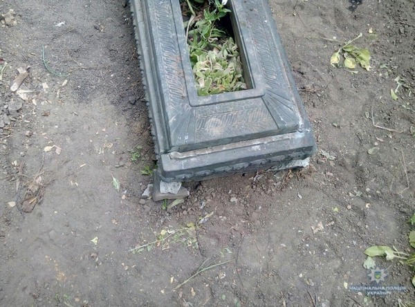 В Мирнограде задержаны кладбищенские вандалы, которые разрушали могилы