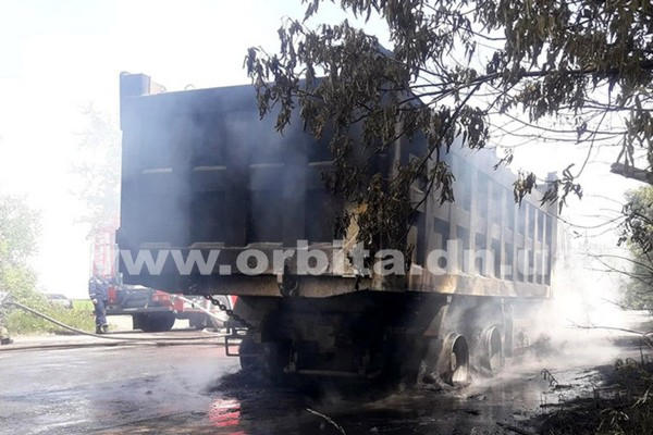 На дороге в Покровском районе сгорел дотла грузовик