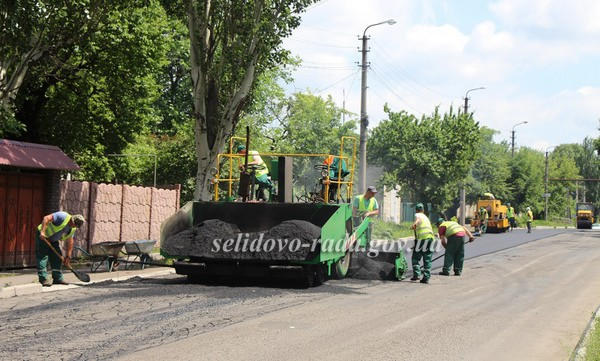 В Селидово по несколько раз ремонтируют одни и те же дороги