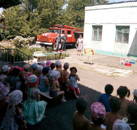 В Украинске в детский сад одновременно приехали пожарные и полицейские