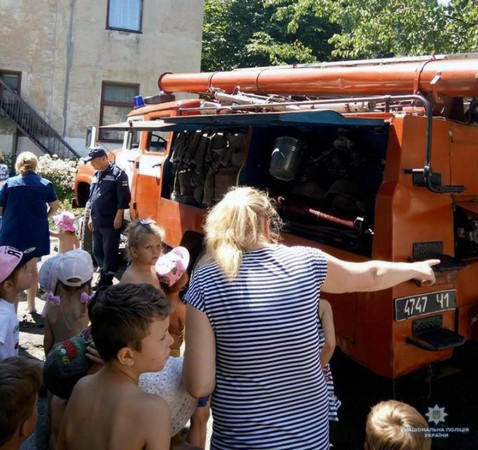 В Украинске в детский сад одновременно приехали пожарные и полицейские