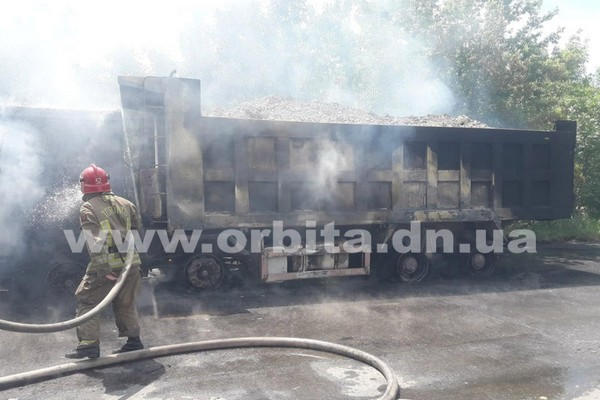 На дороге в Покровском районе сгорел дотла грузовик