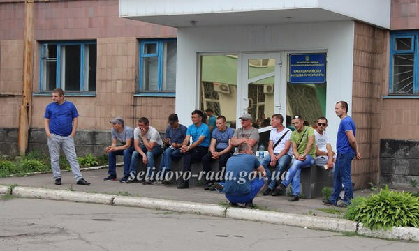 После перекрытия дороги шахтеры продолжили акцию протеста у здания ГП «Селидовуголь»