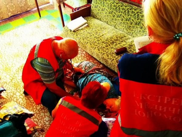 В Покровске, чтобы спасти жизнь женщине, спасателям пришлось забраться на пятый этаж