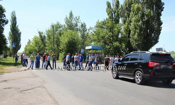 После перекрытия дороги шахтеры продолжили акцию протеста у здания ГП «Селидовуголь»